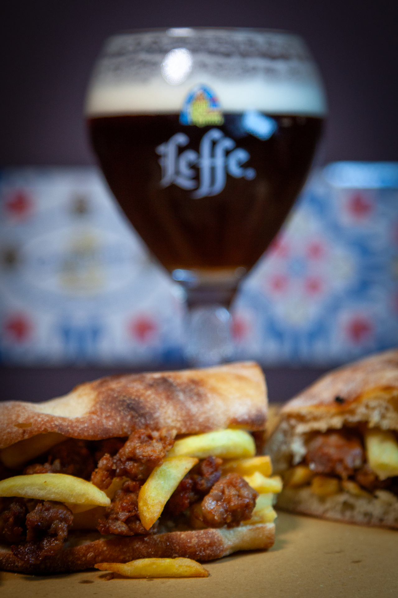 Panuozzo con salsiccia e patatine con birra Leffe