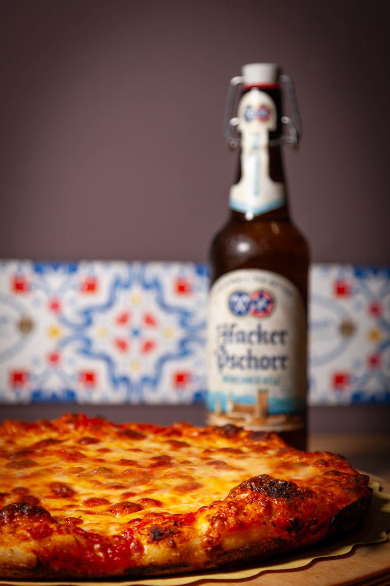 Pizza & birra – La Terrazza Pignola (PZ) Pizza margherita de La Terrazza con birra Hacker Pschorr