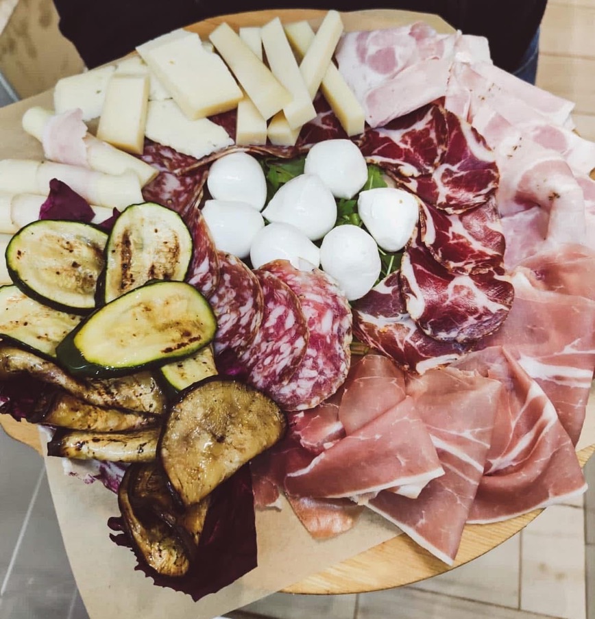 Taglieri & Wine Bar Taglieri & Wine Bar – Salumi e formaggi lucani in abbinamento ai migliori vini italiani.