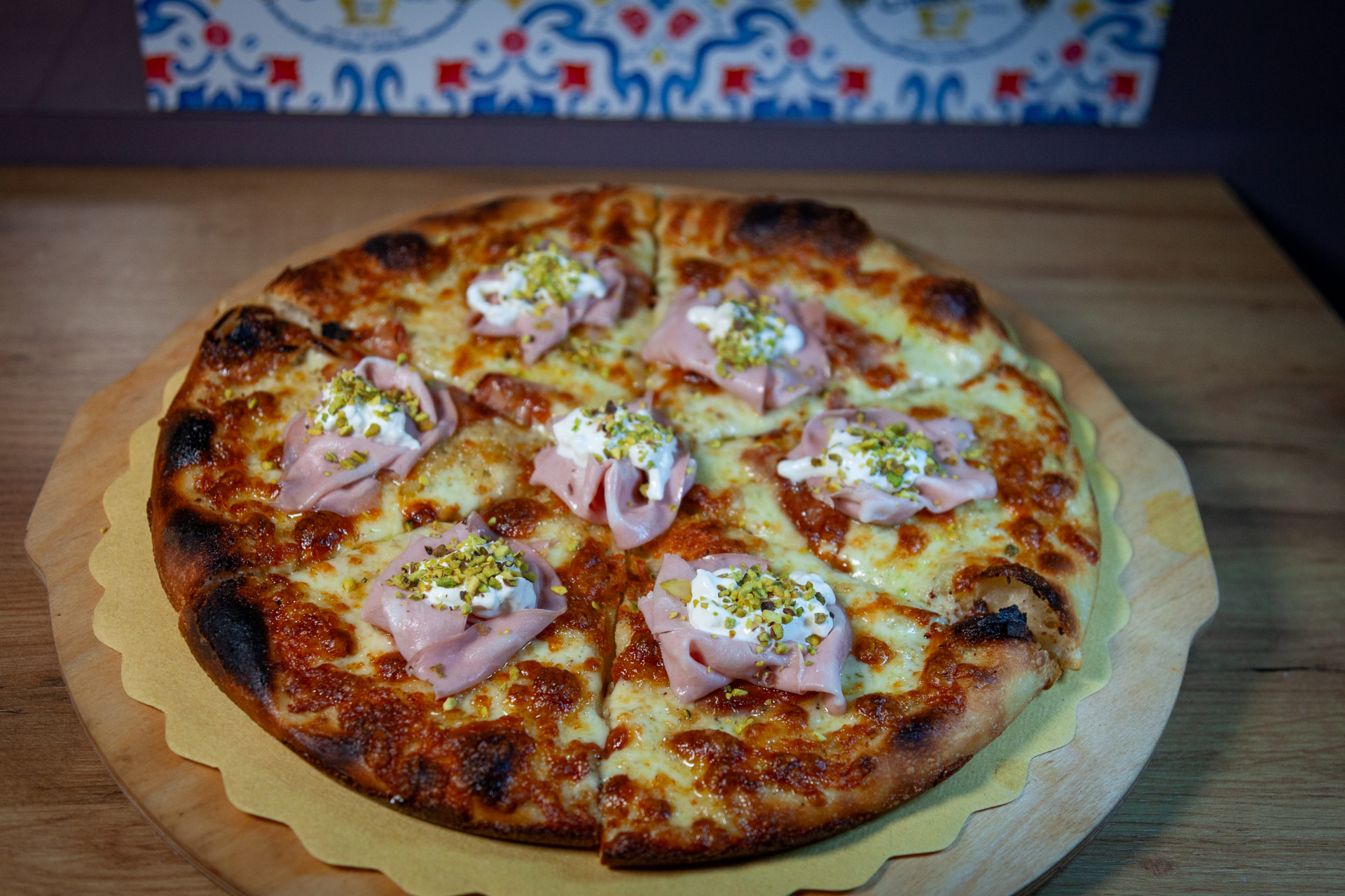 Pizza con mortadella, stracciatella e granella di pistacchio