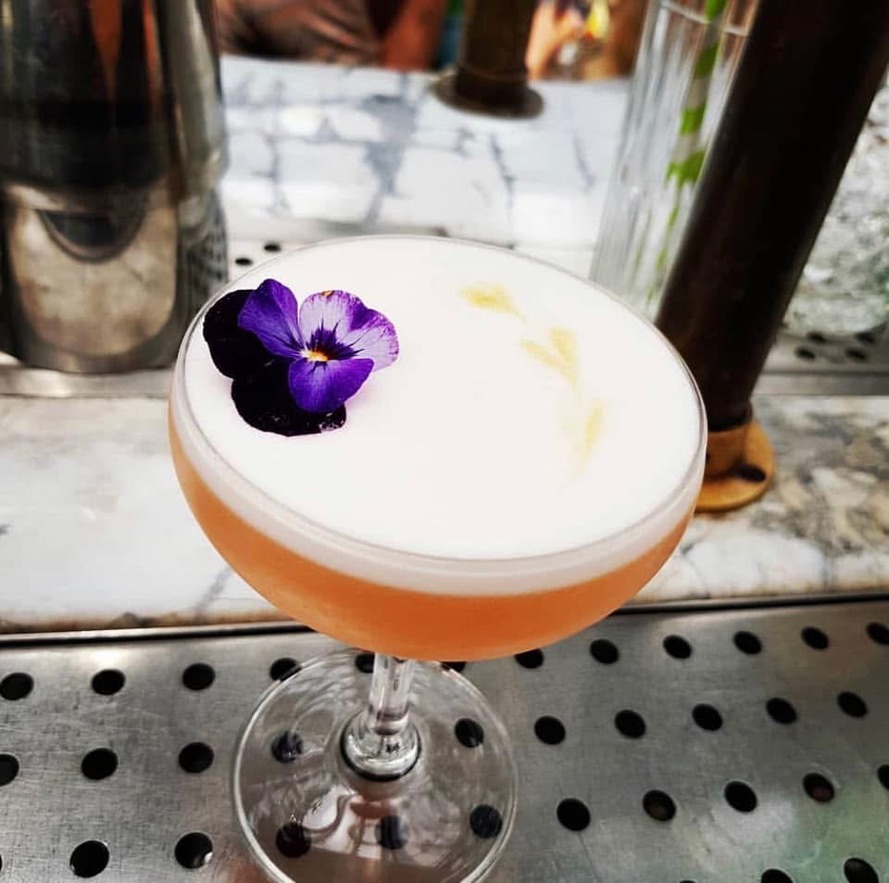 Cocktail d'autore Cocktail d'autore con fiore edibile – Cocktail d'autore | La Terrazza Pignola