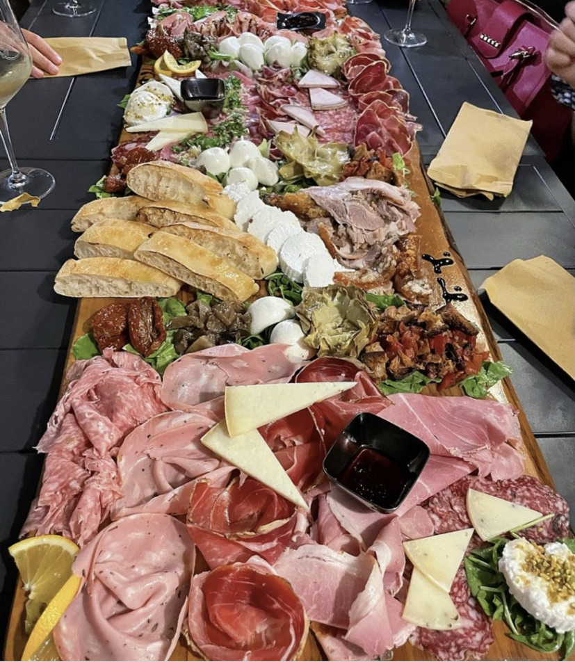 Tagliere lucano de La Terrazza Grande tagliere lucano de La Terrazza con salumi, formaggi, mozzarelle, bruschette e sott'oli