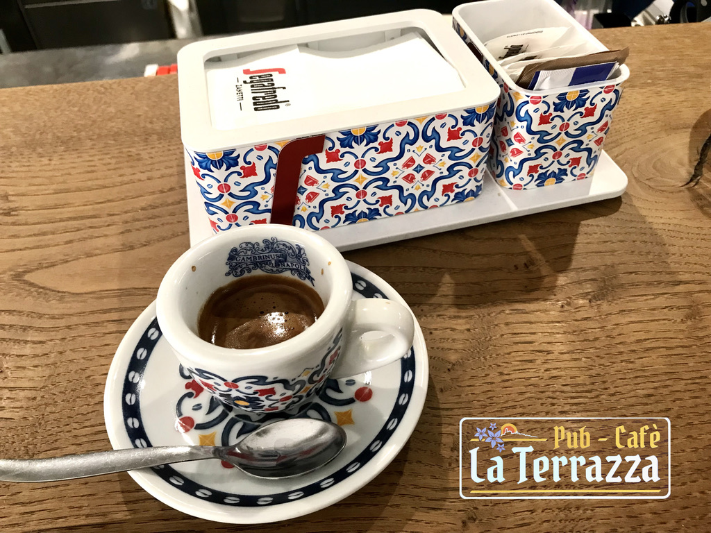 Segafredo Gambrinus — espresso e ceramiche esclusive de La Terrazza Espresso Segafredo Gambrinus servito nelle ceramiche colorate esclusive de La Terrazza