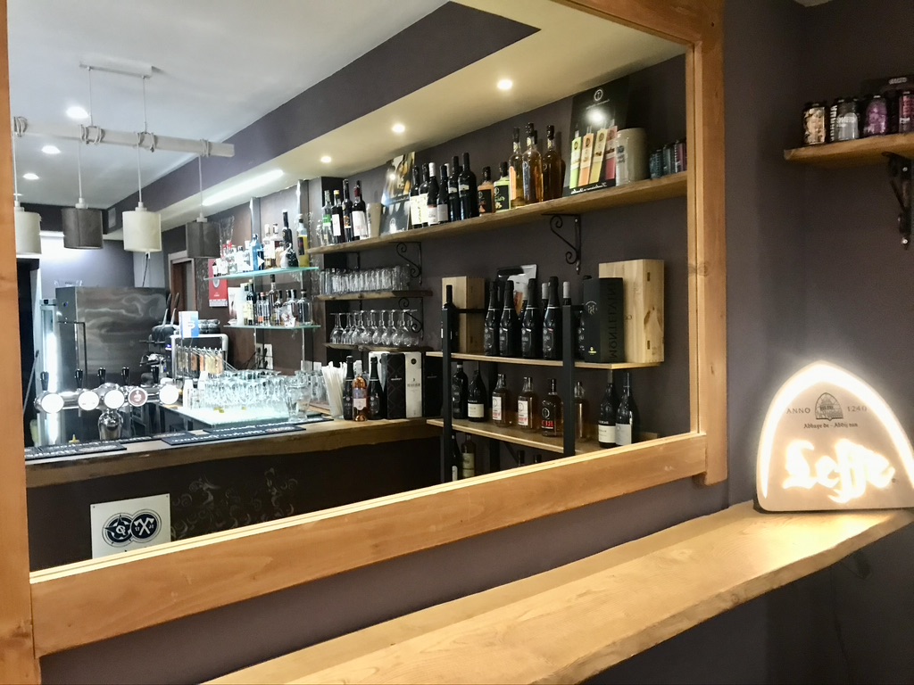 Selezione di vini & distillati Vetrina wine bar con selezione di vini, distillati e birra Leffe – Selezione di vini & distillati | La Terrazza Pignola