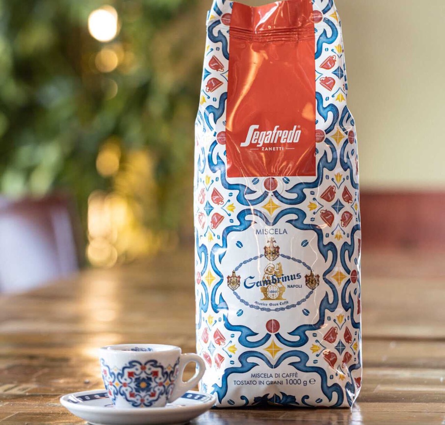 Segafredo Gambrinus — il caffè ufficiale de La Terrazza Sacchetto di caffè Segafredo Gambrinus con tazzina ceramica decorata de La Terrazza